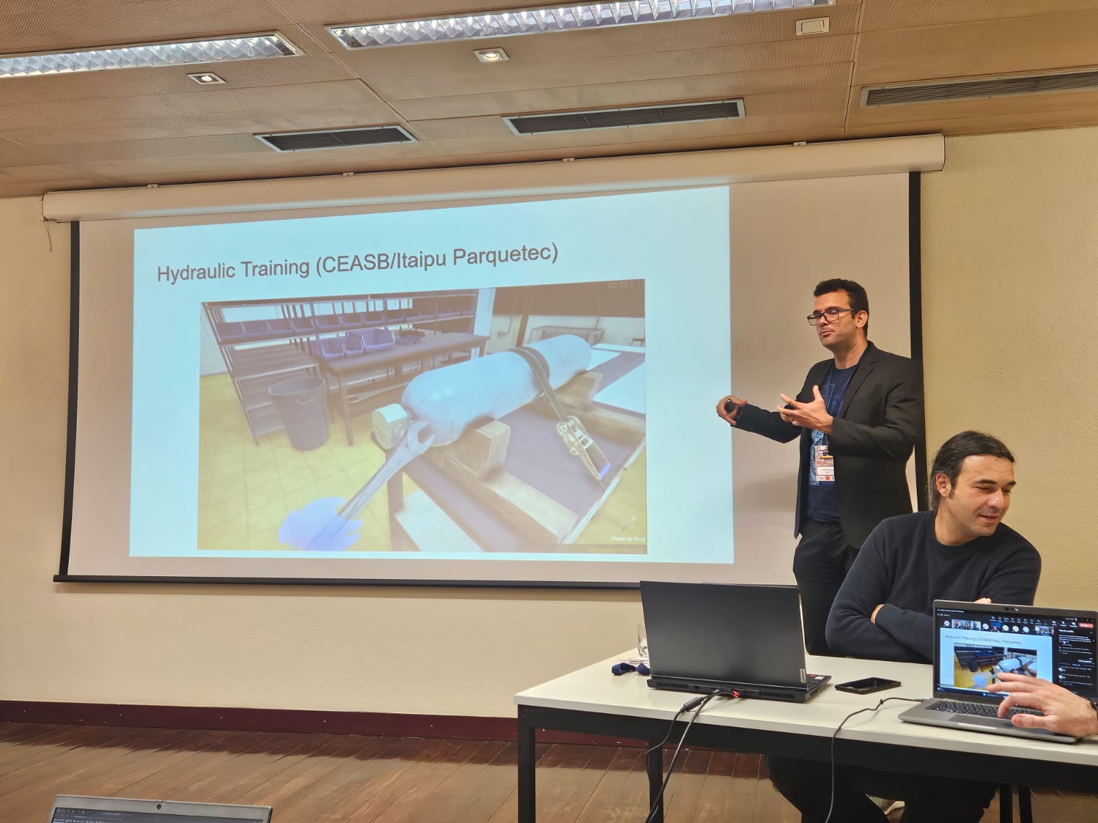 Professores da Unioeste apresentam pesquisa sobre Realidade Estendida e Inteligência Artificial no setor elétrico em evento internacional